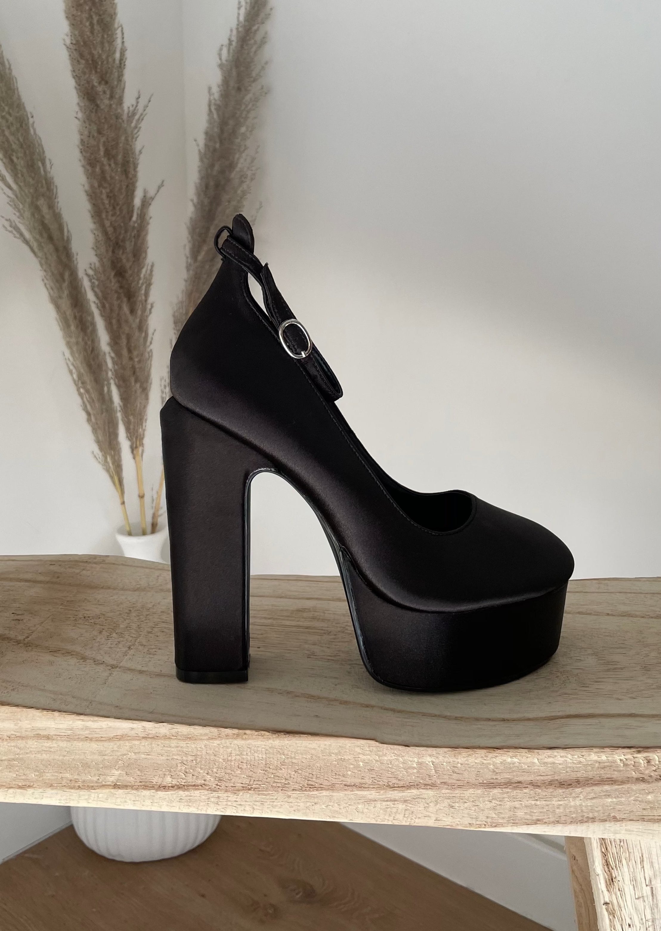 Talons à plateformes noirs