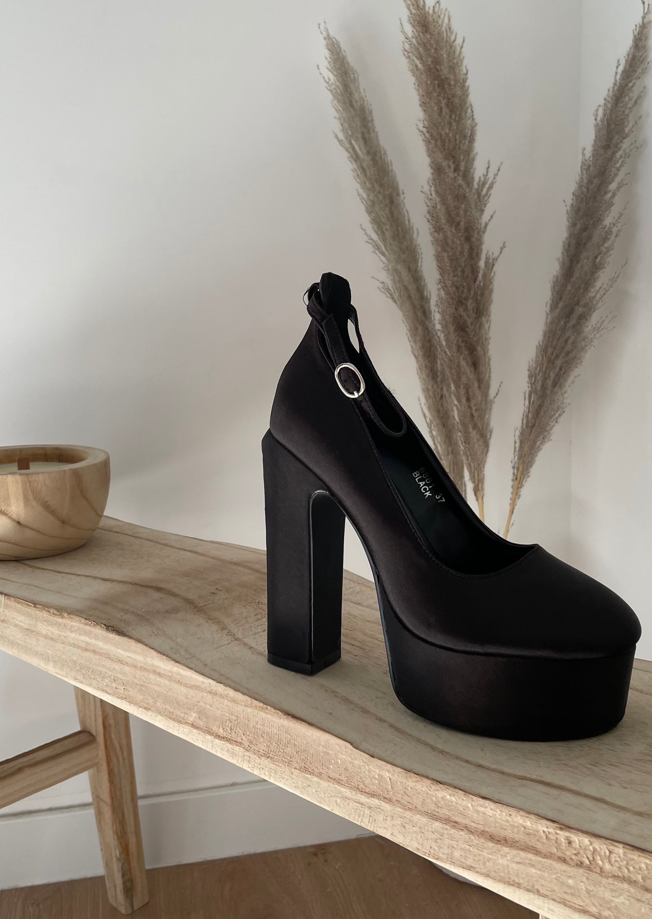 Talons à plateformes noirs
