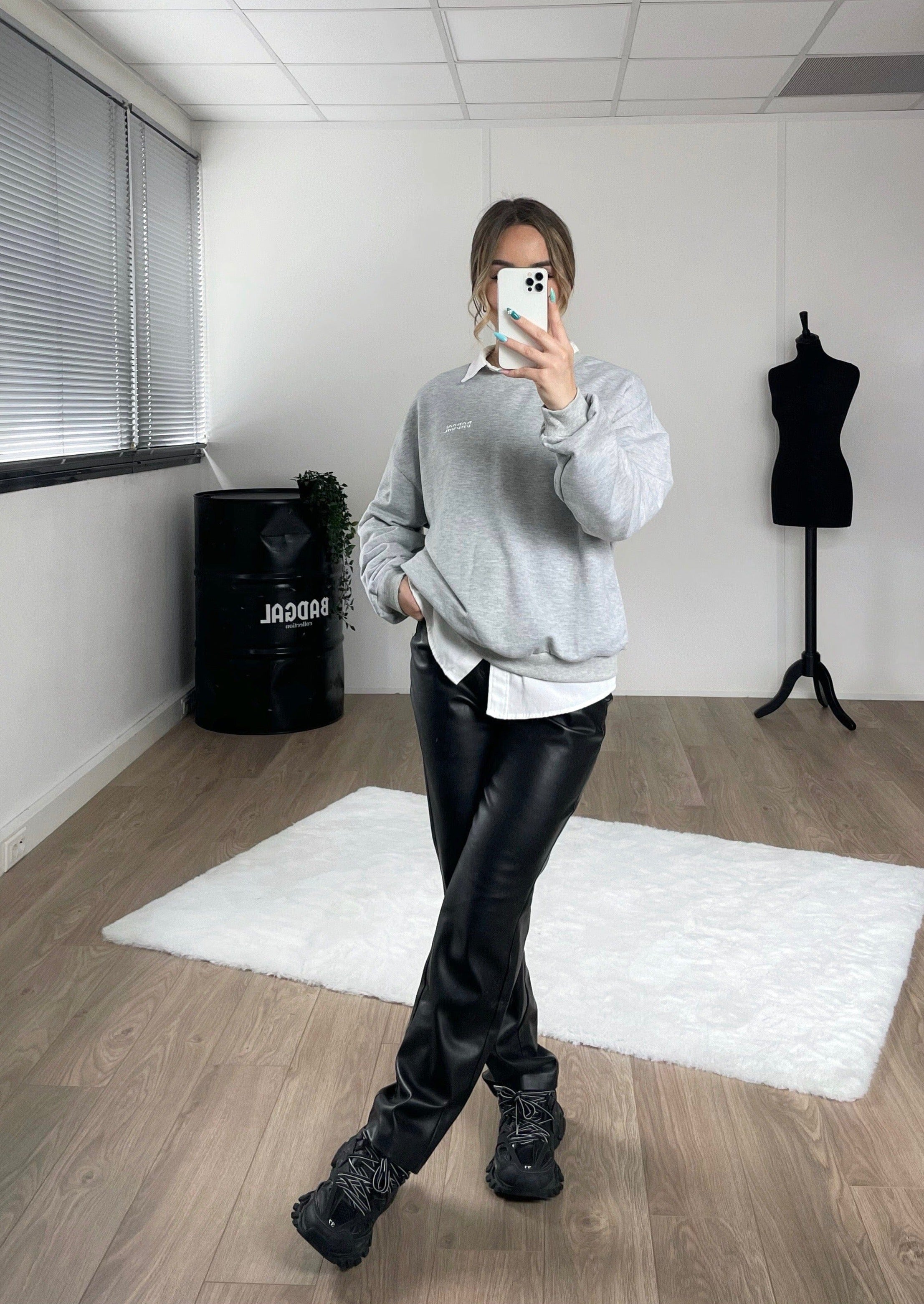 Pull Badgal gris